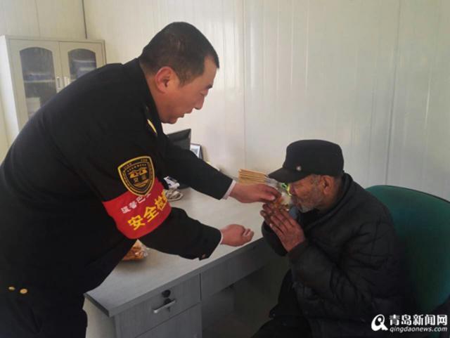 八旬失智老人遛弯走失 热心公交司机送其回家 八旬失智老人遛弯走失 热心公交司机送其回家