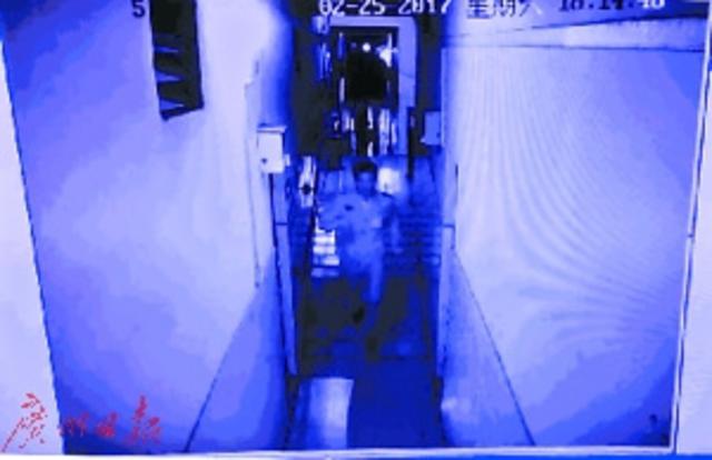 保安救悬空男孩 以自身当肉垫不幸身亡