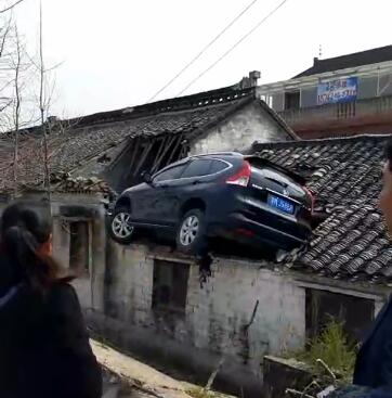 江苏发生离奇交通事故 汽车飞上屋顶