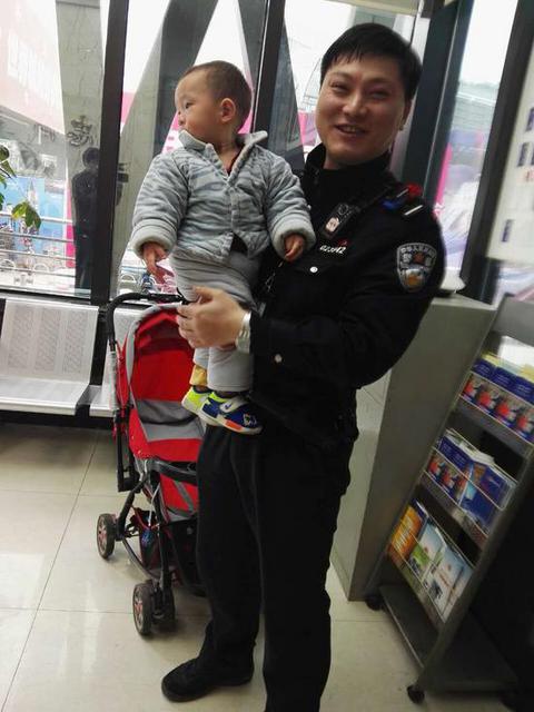 夫妻吵架婴儿丢出租车 民警沟通5小时无人来接