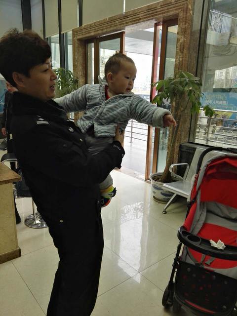 夫妻吵架婴儿丢出租车 民警沟通5小时无人来接