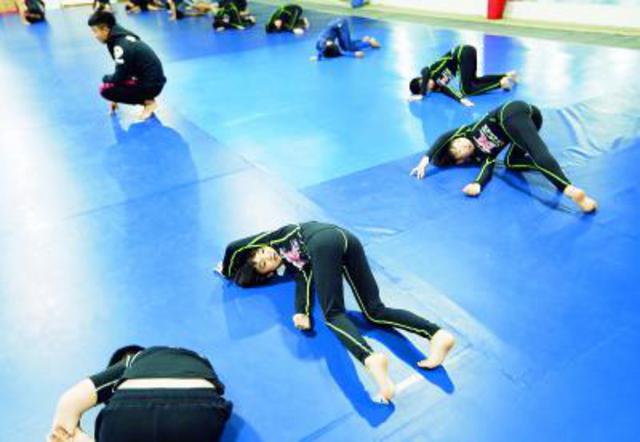 7岁女孩学搏击同龄无敌手 连续打败比她大男生