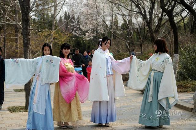 济南女大学生冒冷穿汉服诵诗赏花 萌妹羞答答