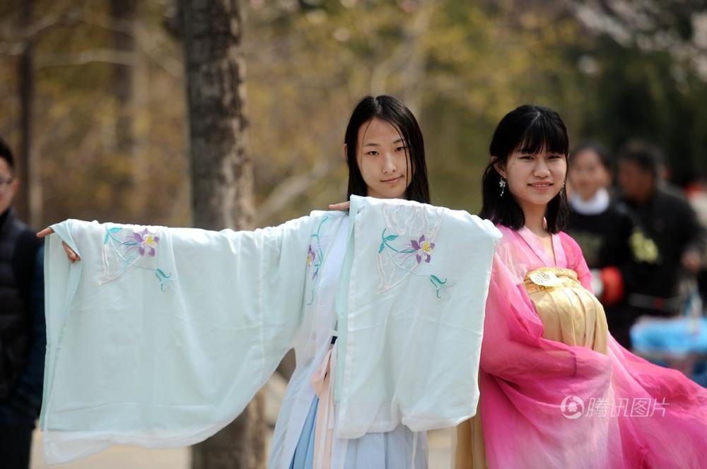 济南女大学生冒冷穿汉服诵诗赏花 萌妹羞答答