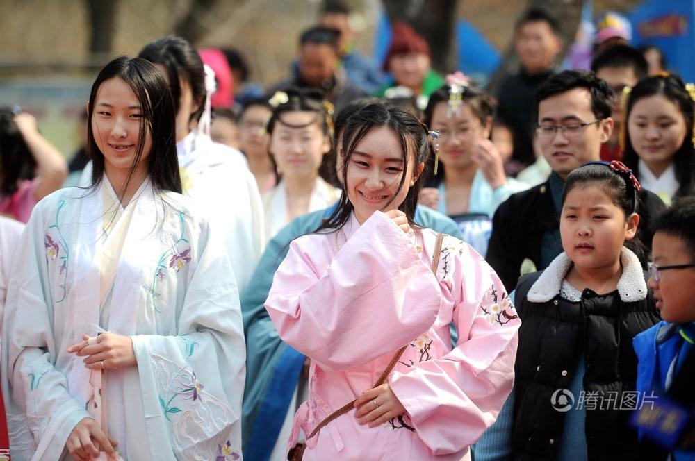 济南女大学生冒冷穿汉服诵诗赏花 萌妹羞答答