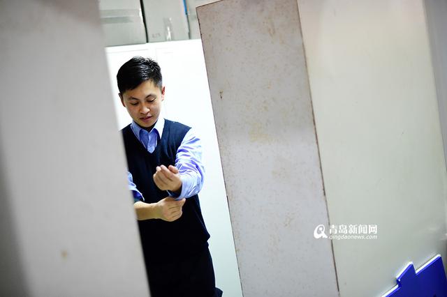 【新青年】青岛警中“叶问”15秒制服酒彪子