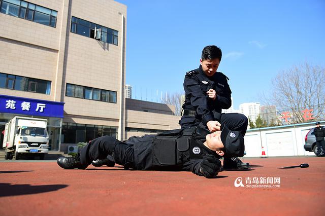 【新青年】青岛警中“叶问”15秒制服酒彪子