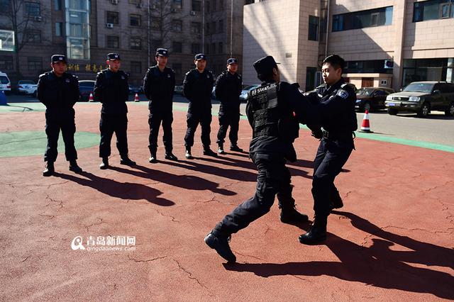 【新青年】青岛警中“叶问”15秒制服酒彪子