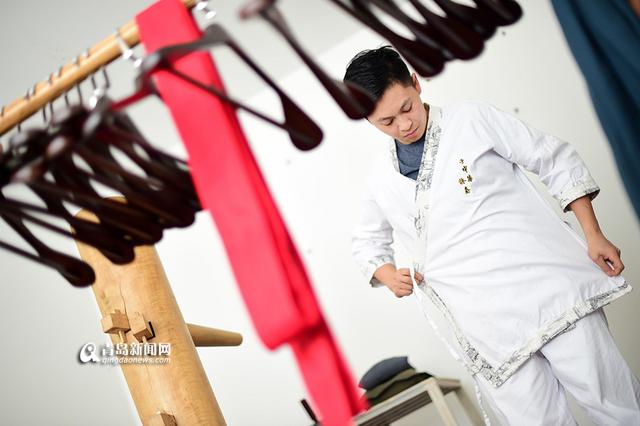 【新青年】青岛警中“叶问”15秒制服酒彪子