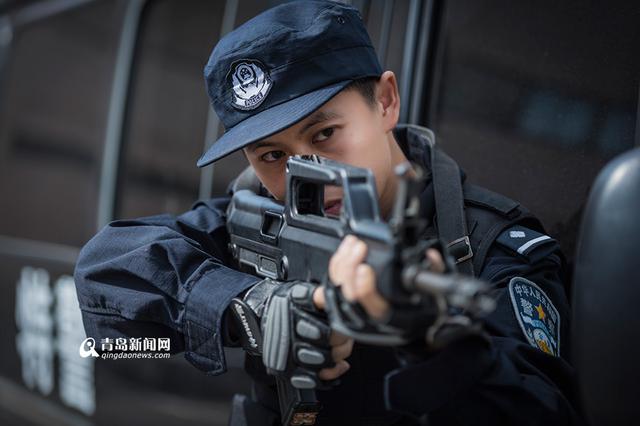 【新青年】青岛警中“叶问”15秒制服酒彪子