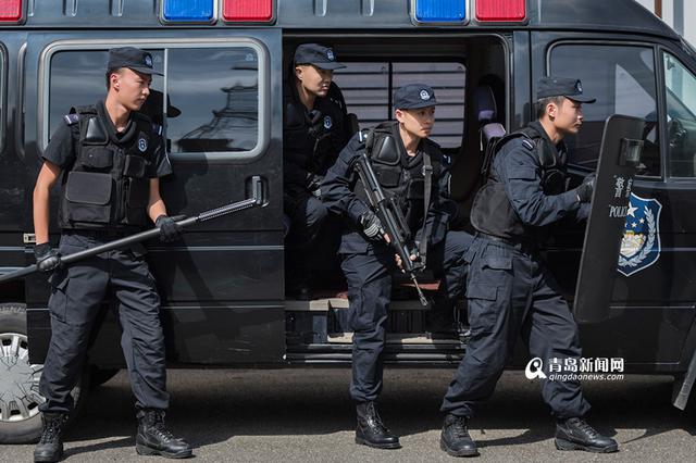 【新青年】青岛警中“叶问”15秒制服酒彪子