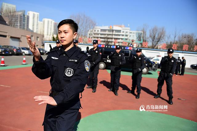 【新青年】青岛警中“叶问”15秒制服酒彪子