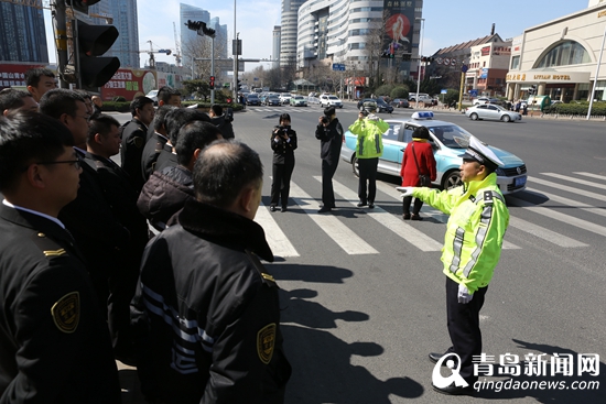 【畅安青岛】不主动礼让斑马线 这些车领罚单