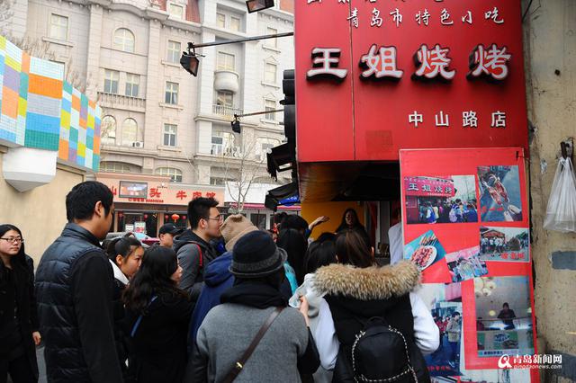 高清：这个烤肉摊火了几十年 四季排队成一景