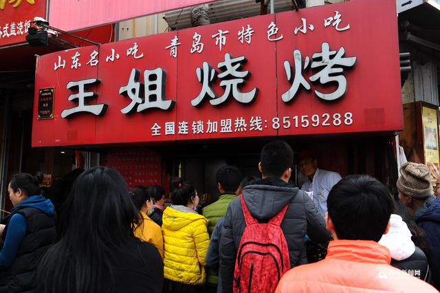 高清：这个烤肉摊火了几十年 四季排队成一景