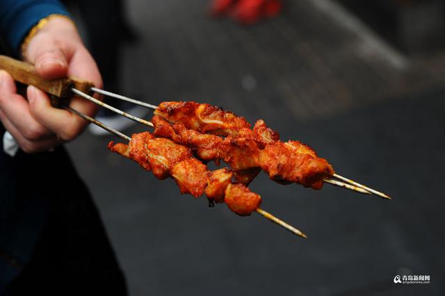 高清：这个烤肉摊火了几十年 四季排队成一景