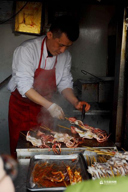 高清：这个烤肉摊火了几十年 四季排队成一景