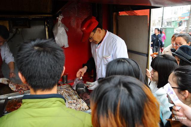 高清：这个烤肉摊火了几十年 四季排队成一景