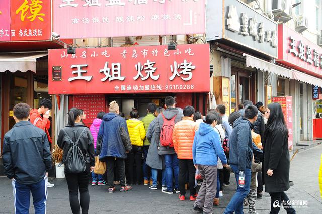 高清：这个烤肉摊火了几十年 四季排队成一景