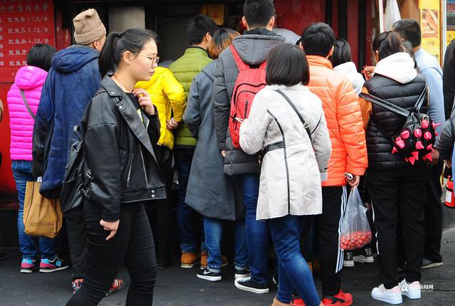 高清：这个烤肉摊火了几十年 四季排队成一景