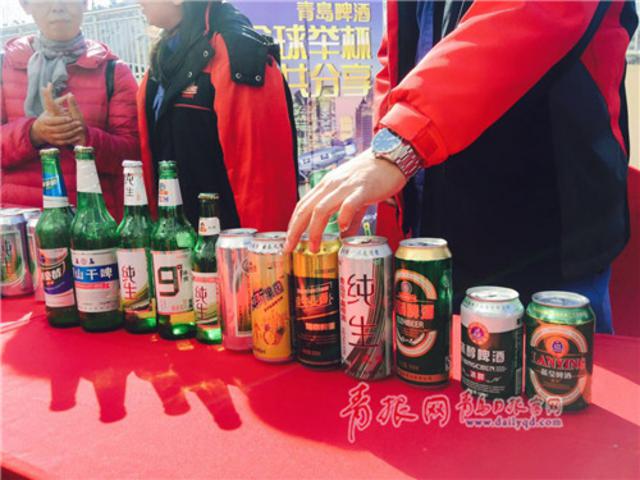 “315”打假台引市民围观：这样识别假冒青啤