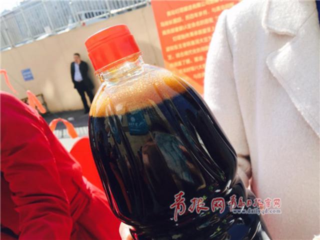 “315”打假台引市民围观：这样识别假冒青啤