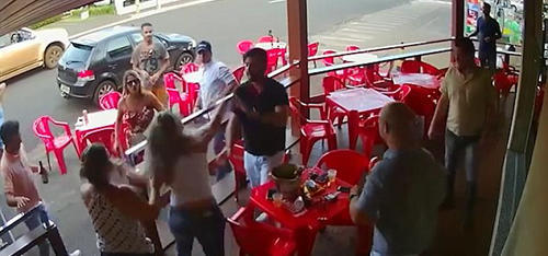 巴西女子暴打出轨丈夫 上演酒吧混战