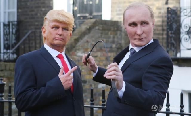 英国民众街头恶搞 “川普”给“普京”当马夫