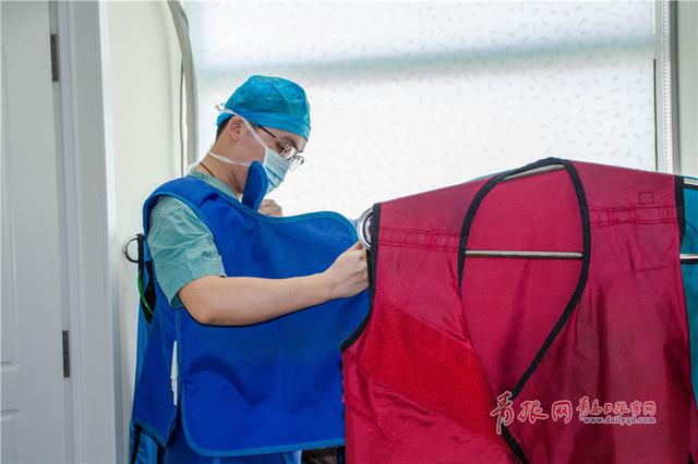 致敬青岛“铅衣人”：每天与辐射相守(组图)