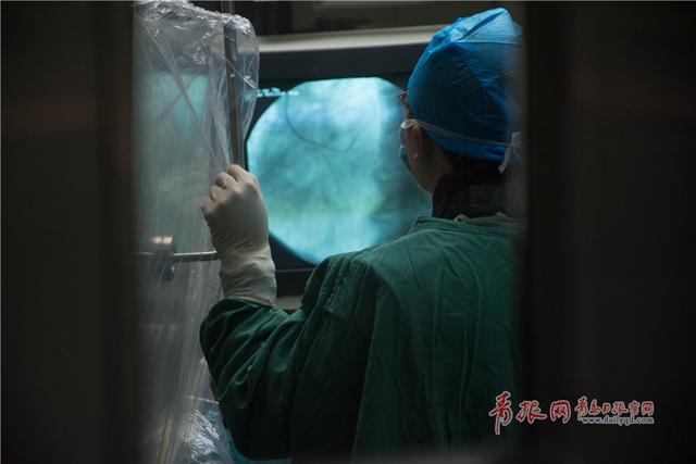 致敬青岛“铅衣人”：每天与辐射相守(组图)