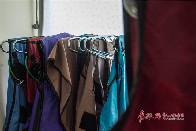 致敬青岛“铅衣人”：每天与辐射相守(组图)