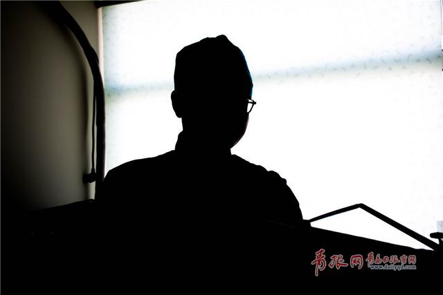 致敬青岛“铅衣人”：每天与辐射相守(组图)