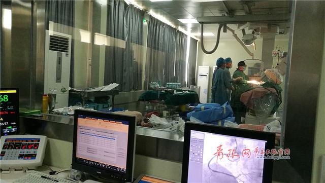致敬青岛“铅衣人”：每天与辐射相守(组图)