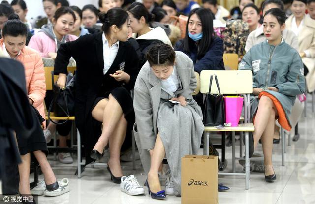 济南空姐招聘不许穿丝袜 考生想妙招
