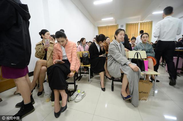 济南空姐招聘不许穿丝袜 考生想妙招