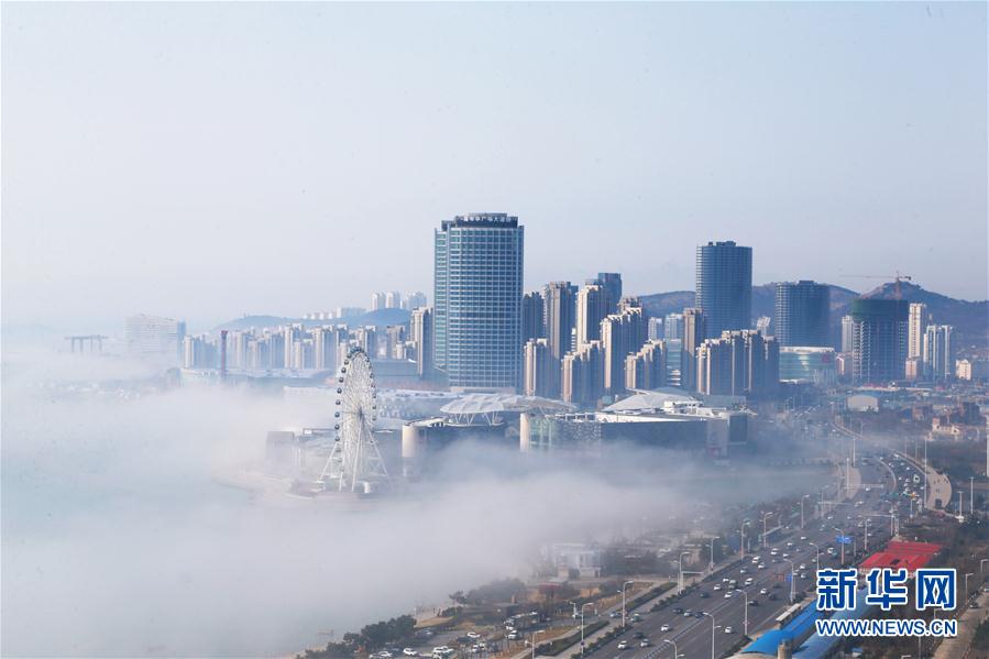 高清：青岛西海岸海滨现平流雾美景 宛若仙境