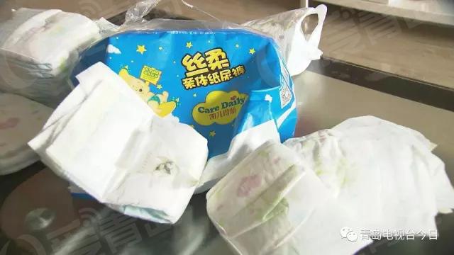 宝妈微商购纸尿裤上惊现热熔胶 味道刺鼻(图) 宝妈微商购纸尿裤上惊现热熔胶 味道刺鼻(图)