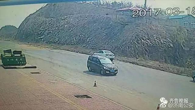 烟台2岁女童被陌生男子强行抱走 车牌号曝光 烟台2岁女童被陌生男子强行抱走 车牌号曝光