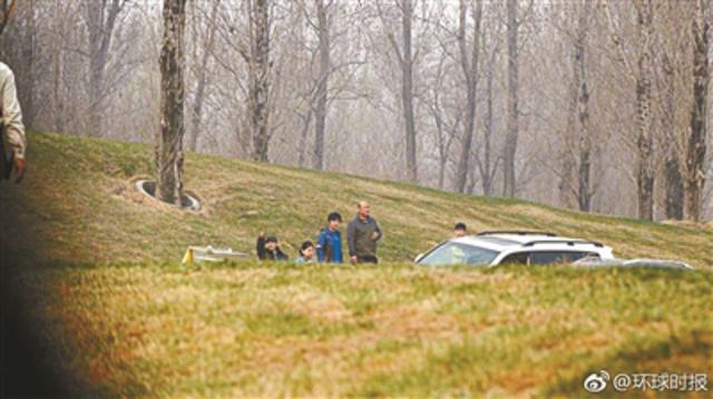 19日，两张“北京野生动物园自驾区内一家人下车”的照片引发广泛关注。昨天，北京野生动物园回应称，网传事件属实，经劝阻游客上车继续游览，未发生涉及游客的安全事故。