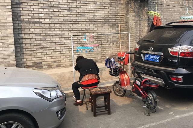 世界睡眠日：摄影师记录街头睡相 奇葩姿势样样有