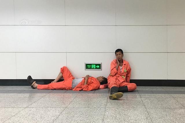 世界睡眠日：摄影师记录街头睡相 奇葩姿势样样有