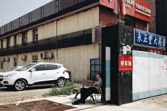 世界睡眠日：摄影师记录街头睡相 奇葩姿势样样有