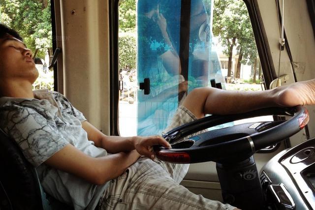 世界睡眠日：摄影师记录街头睡相 奇葩姿势样样有