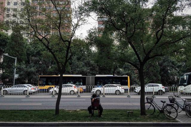 世界睡眠日：摄影师记录街头睡相 奇葩姿势样样有