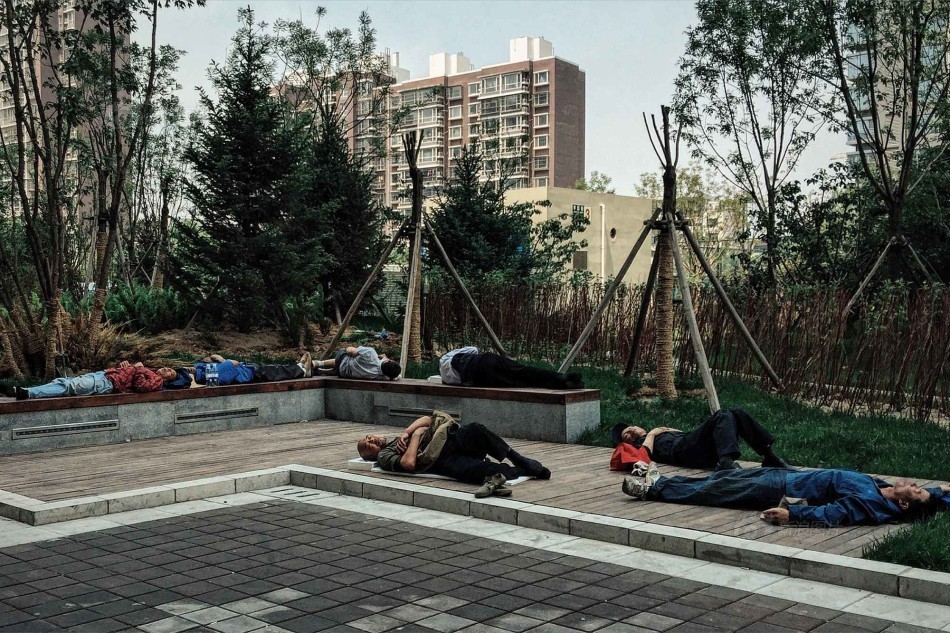 世界睡眠日:摄影师拍街头睡相 奇葩姿势样样有