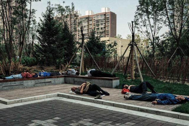 世界睡眠日：摄影师记录街头睡相 奇葩姿势样样有