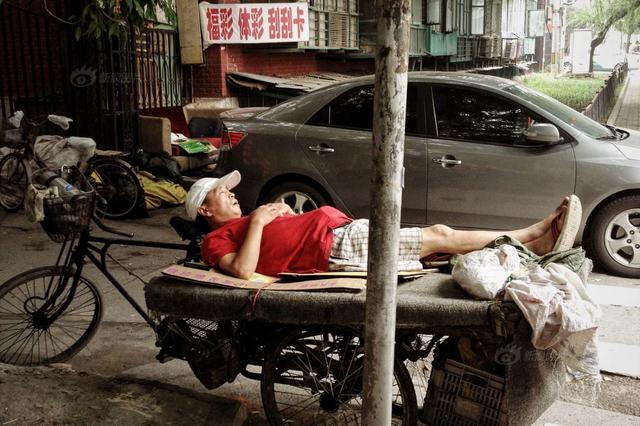 世界睡眠日：摄影师记录街头睡相 奇葩姿势样样有
