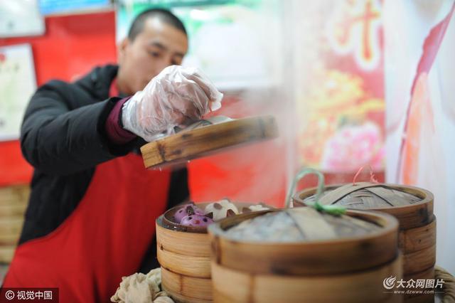 组图：栈桥景区小吃街售卖卡通点心 萌化游人