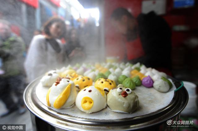 组图：栈桥景区小吃街售卖卡通点心 萌化游人