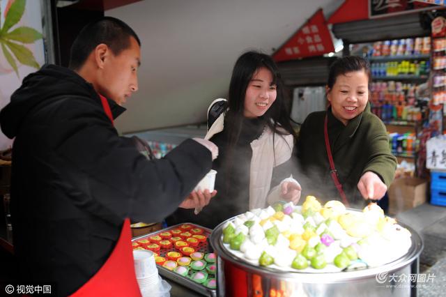 组图：栈桥景区小吃街售卖卡通点心 萌化游人